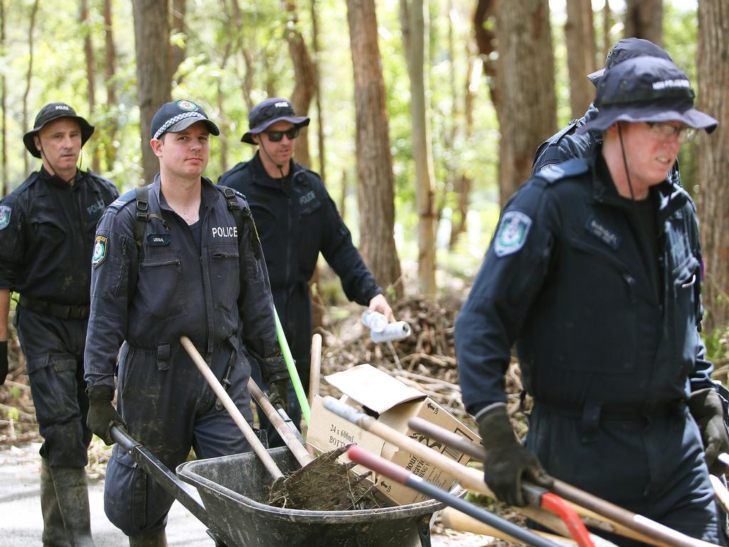 Police are continuing to clear scrub to make way for the digger on Batar Creek Rd. Picture: NCA NewsWire/Peter Lorimer