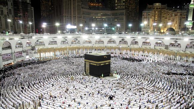 Muslim worshippers pray at the Kaaba, Islam's holiest shrine, at the Grand Mosque in Saudi Arabia's holy city of Mecca on June 23, 2017, during the last Friday of the holy month of Ramadan. / AFP PHOTO / BANDAR ALDANDANI