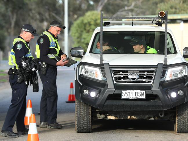 9.7.2020.Victoria - South Australia border closure.Police monitor traffic on the Dukes Hwy,Bordertown.  PIC Tait Schmaal.