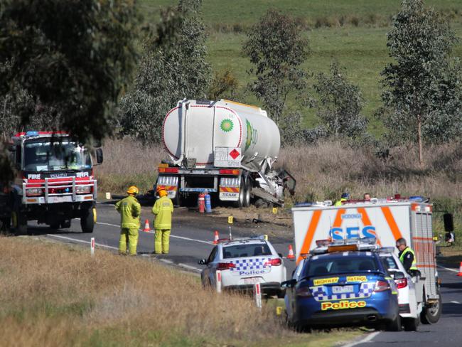 Truck and car accident on the Wodonga to Yackandandah road. 3 people have been killed.