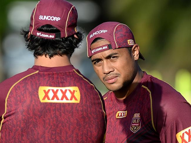 GOLD COAST, AUSTRALIA - MAY 25:  Johnathan Thurston talks tactics with team mate Anthony Milford during a Queensland Maroons State of Origin training session at InterContinental Sanctuary Cove Resort Training Field on May 25, 2017 in Gold Coast, Australia.  (Photo by Bradley Kanaris/Getty Images)