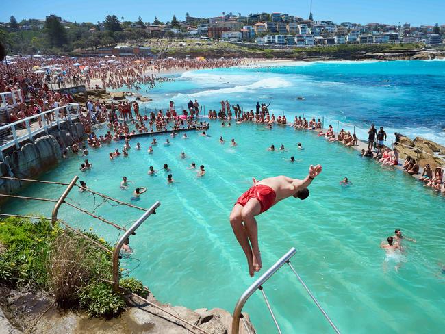 SYDNEY, AUSTRALIA - NewsWire Photos, DECEMBER 25, 2024. Thousands of beachgoers are seen at Bronte Beach, Sydney, on Christmas Day:   Picture: NewsWire / Flavio Brancaleone
