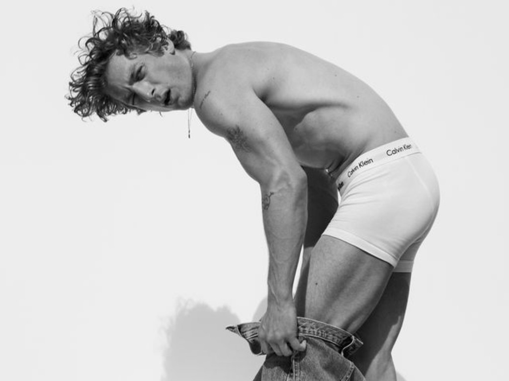 Jeremy Allen White’s sex appeal is almost too hot for the kitchen