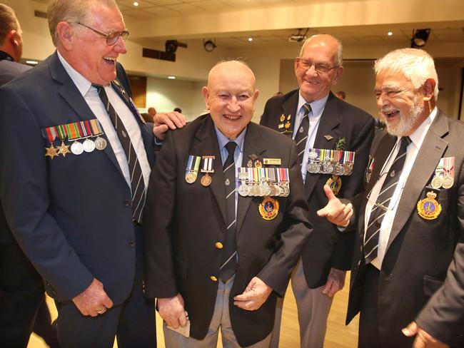 Anzac Day 2018: thousands flock to Penrith dawn service | Daily Telegraph