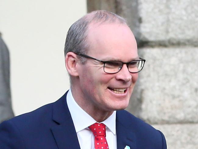 Irish Foreign Minister Simon Coveney (L) shakes hands with German Foreign Minister Heiko Maas (R) after attending the Global Ireland 2025: Making It Happen conference at Dublin Castle on January 8, 2019. - "Global Ireland – Ireland’s Global Footprint to 2025" is the Irish Government’s initiative to double the scope and impact of Ireland’s global footprint in the period to 2025. (Photo by Paul FAITH / AFP)