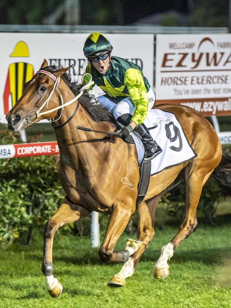 Yellow Brick ridden by Ben Thompson wins the inaugural King of the Mountain at Clifford Park race course. Saturday, December 31, 2022. Picture: Nev Madsen.