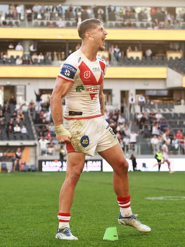 Zac Lomax gets the Dragons home. Picture: Matt King/Getty Images