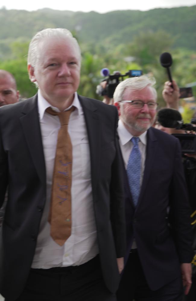 747 Kevin’s new flight of fancy: Rudd joins Assange on trip home on ...