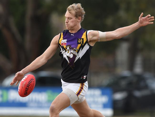 Leigh Williams fires a shot at goal. Picture: Chris Eastman/AAP