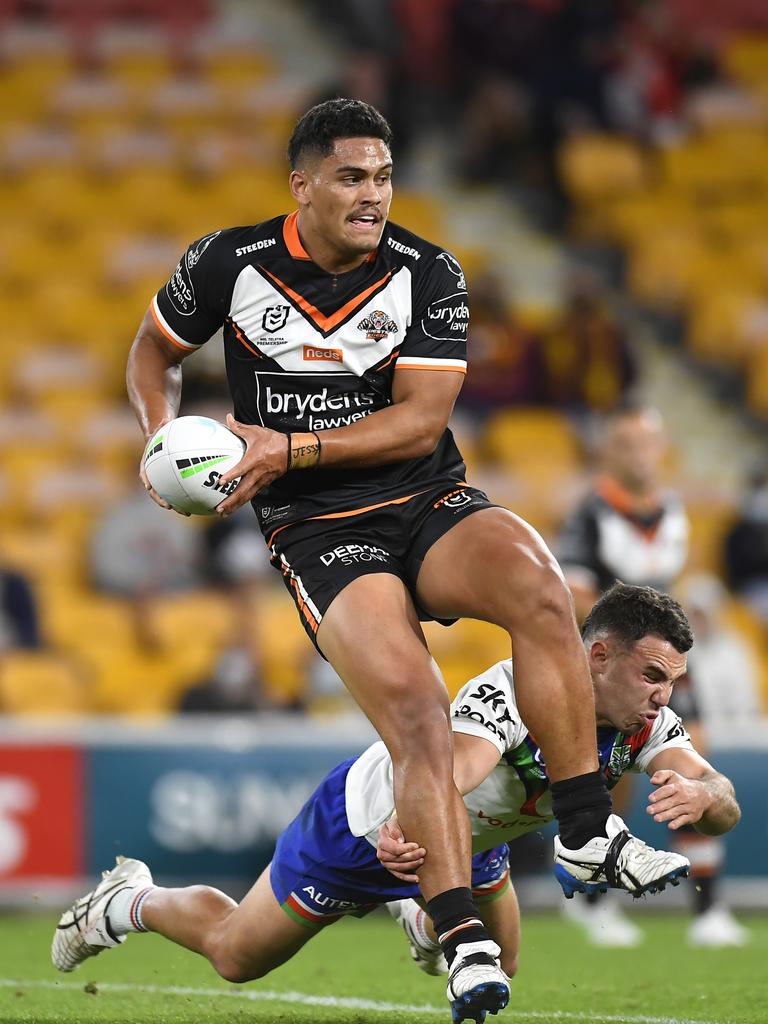 Brisbane, Australia. 22nd Apr, 2022. Adam Reynolds of the Brisbane Broncos  is seen with the ball in Brisbane, Australia on 4/22/2022. (Photo by  Patrick Hoelscher/News Images/Sipa USA) Credit: Sipa USA/Alamy Live News