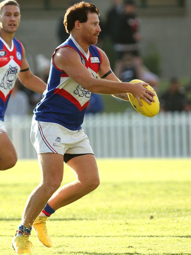 Shane Harvey on the go for North Heidelberg.