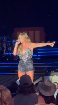 Country singer Carly Pearce kicks out heckler during show