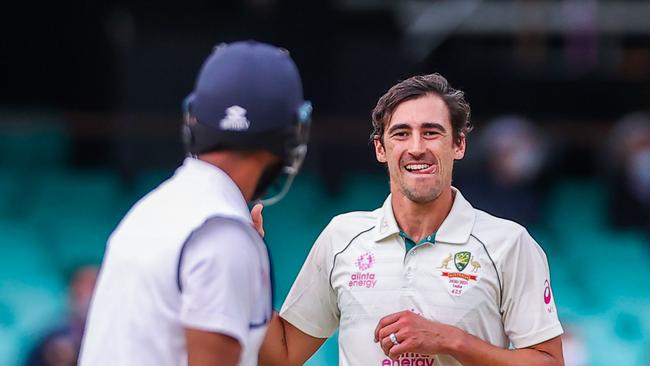 Australia's Mitchell Starc (R) reacts after a delivery as India's Cheteshwar Pujara watches during the second day of the third cricket Test match between Australia and India at the Sydney Cricket Ground (SCG) in Sydney on January 8, 2021. (Photo by DAVID GRAY / AFP) / — IMAGE RESTRICTED TO EDITORIAL USE – STRICTLY NO COMMERCIAL USE —