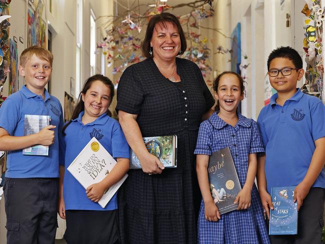 WEEKEND  TELEGRAPHS-  25/11/22  MUST CHECK WITH PIC EDITOR JEFF DARMANIN BEFORE USING -Students from Woollahra Public School pictured today. The school is again one of the top performing in the NAPLAN tests this year. L to R, Rufus Lamb, Amy Stynes, Nicole Molly (principle),  Ariella KazanÃs and Theo Yung. Picture: Sam Ruttyn