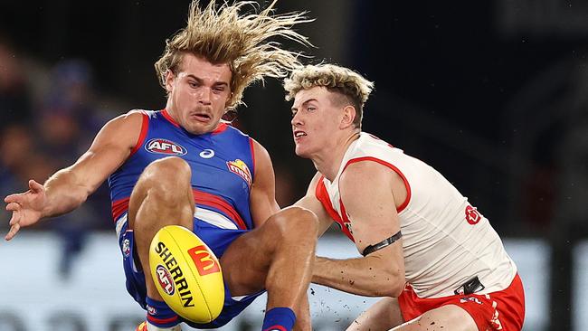 Bulldog Bailey Smith clashes with Sydney’s Chad Warner. Picture: Michael Klein