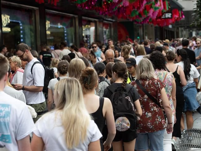 MELBOURNE AUSTRALIA - Newswire Photos NOVEMBER 25TH 2023 : Busy crowds shopping in Melbourne as Black Friday sales continue. PICTURE : NCA Newswire / Nicki Connolly