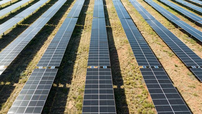 Proponents of large-scale solar and wind projects in Queensland will be forced to consult with local communities and councils before applying for development approval, under new laws to be introduced in state parliament.