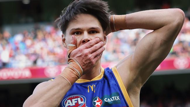 MELBOURNE , AUSTRALIA. September 28, 2024. AFL Grand Final between the Brisbane Lions and Sydney Swans at the MCG. Brisbane player Eric Hipwood kicks an impossible angle goal from the sideline with reference to former player Jason Akermanis . Picture: David Caird