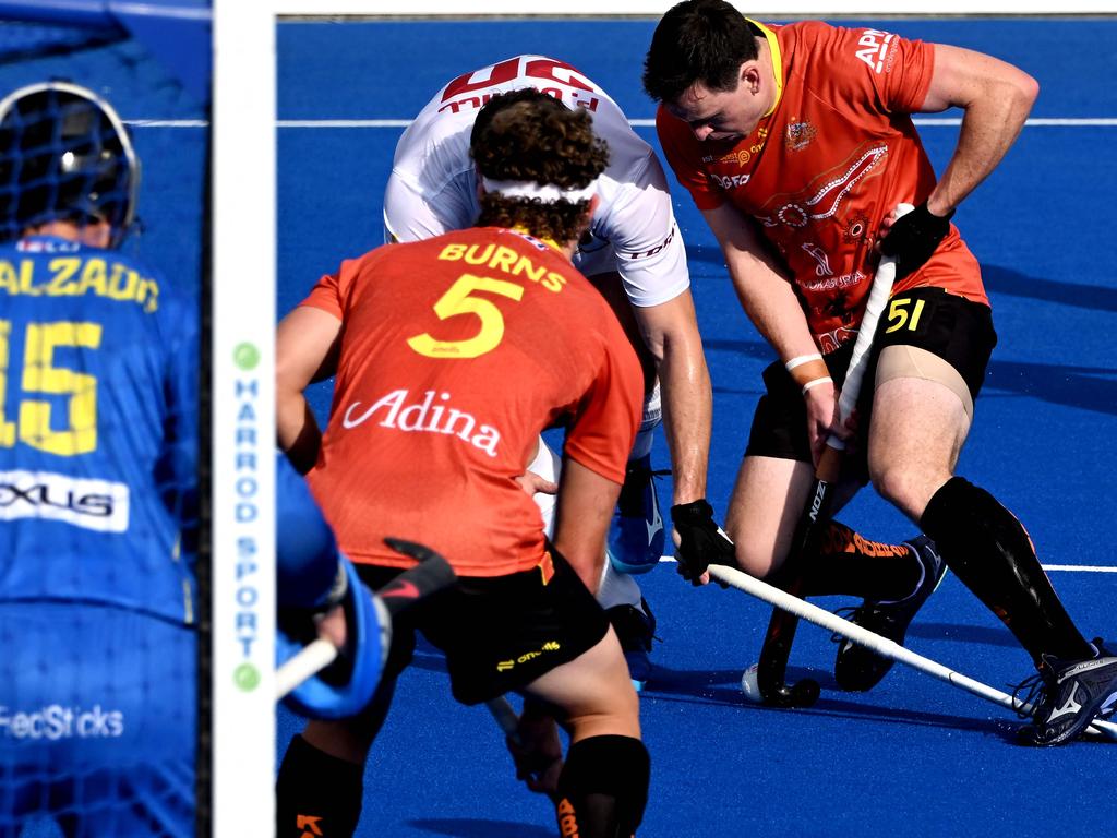 Australia’s Nathan Czinner (R) battles for possession with Spain's Pau Cunill. Picture: AFP