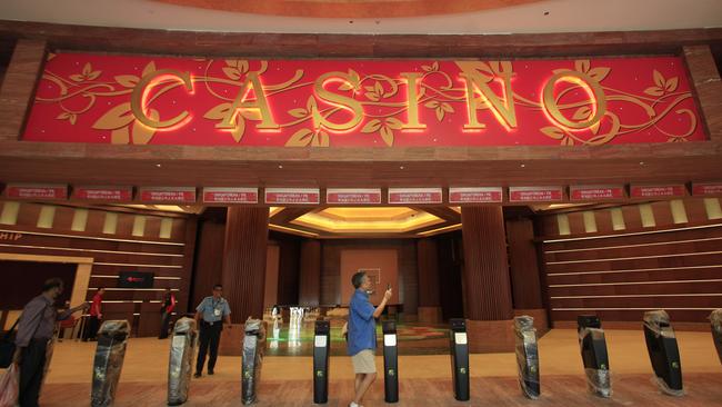 Men walk past Singapore's first casino which is under renovation in Singapore on 20/01/2010. Singapore regulators announced on 06/02/2010, they issued Resorts World Sentosa a license to operate the city-state's first casino.