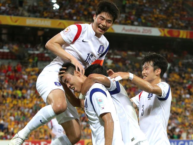 Lee Jeong-Hyeop is mobbed by teammates.