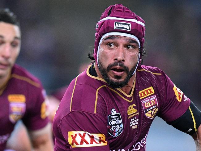 Johnathan Thurston of the Maroons looks to pass the ball during State of Origin Game II between the NSW Blues and Queensland Maroons, at ANZ Stadium in Sydney on Wednesday, June 21, 2017. (AAP Image/Dan Himbrechts) NO ARCHIVING, EDITORIAL USE ONLY