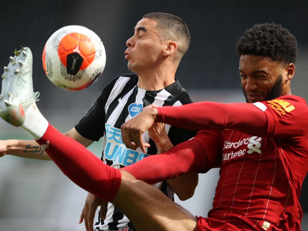 Newcastle United's Paraguayan midfielder Miguel Almiron (C) vies with Liverpool's English defender Joe Gomez during the English Premier League football match between Newcastle United and Liverpool at St James' Park in Newcastle-upon-Tyne, north east England on July 26, 2020. (Photo by OWEN HUMPHREYS / POOL / AFP) / RESTRICTED TO EDITORIAL USE. No use with unauthorized audio, video, data, fixture lists, club/league logos or 'live' services. Online in-match use limited to 120 images. An additional 40 images may be used in extra time. No video emulation. Social media in-match use limited to 120 images. An additional 40 images may be used in extra time. No use in betting publications, games or single club/league/player publications. /