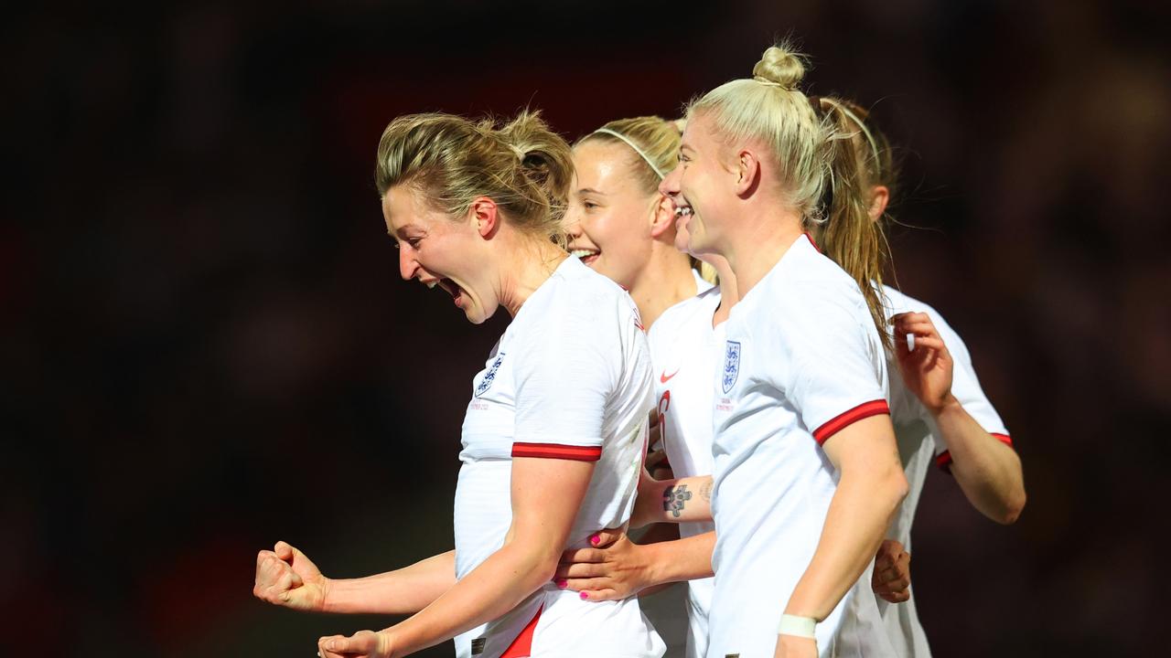 Inggris kalahkan Latvia 20-0, putri, Singa Betina, sejarah Ellen White