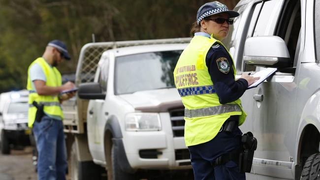 Police near to the entrance of Benaroon Drive in Kendall. Picture David Moir