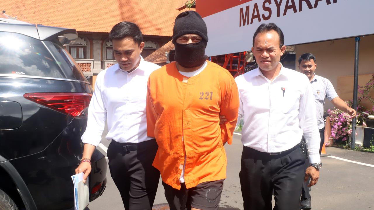 Australian man Lamar Aaron Ahchee escorted by Police from the cell to interrogation room at Bali Police HQ on June 2. Picture: Lukman S. Bintoro