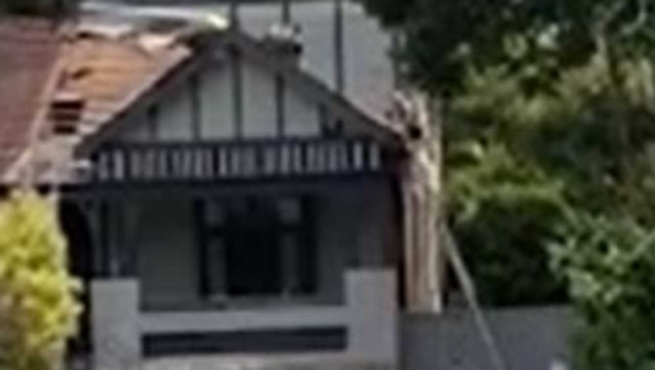 A tradie fell four metres off a roof at a construction site in Bellevue Hill in Sydney. Picture: TIK TOK/ Jaaaybeee12