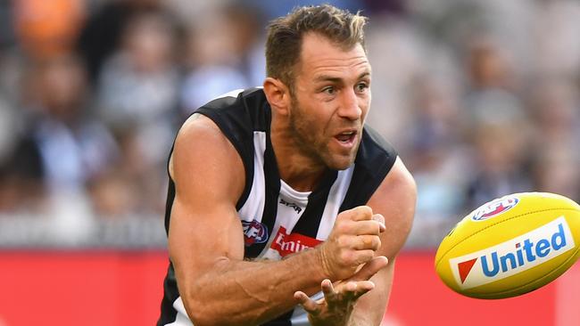 MELBOURNE, AUSTRALIA — APRIL 17: Travis Cloke of the Magpies handballs during the round four AFL match between the Collingwood Magpies and the Melbourne Demons at Melbourne Cricket Ground on April 17, 2016 in Melbourne, Australia. (Photo by Quinn Rooney/Getty Images)