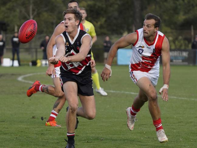 Rhys Hogan fires out a handpass. Picture: Valeriu Campan