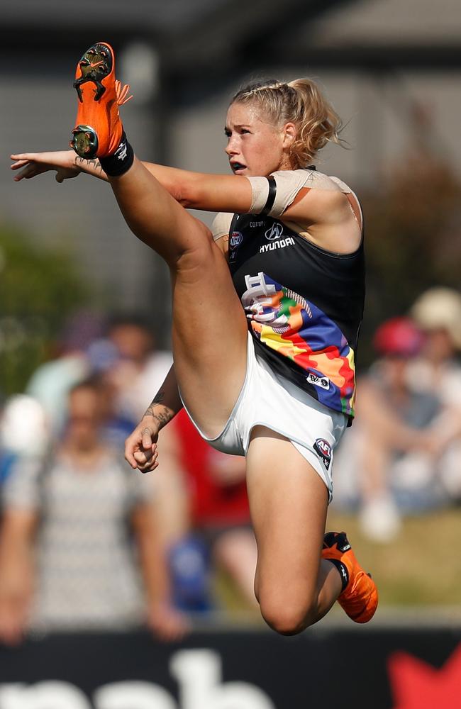 Tayla Harris kicks the ball during the 2019 AFLW Round 7 match between the Western Bulldogs and the Carlton Blues. Picture: Michael Willson/AFL Media