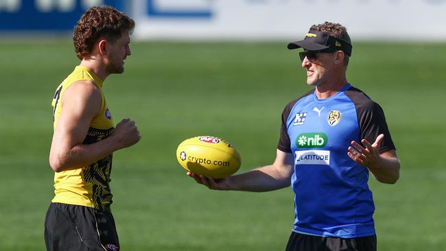 MELBOURNE. 14/03/2023. AFL. Richmond training at Punt Road Oval. Damien Hardwick, Senior Coach of the Tigers chats with Jacob Hopper during todays session. Pic: Michael Klein