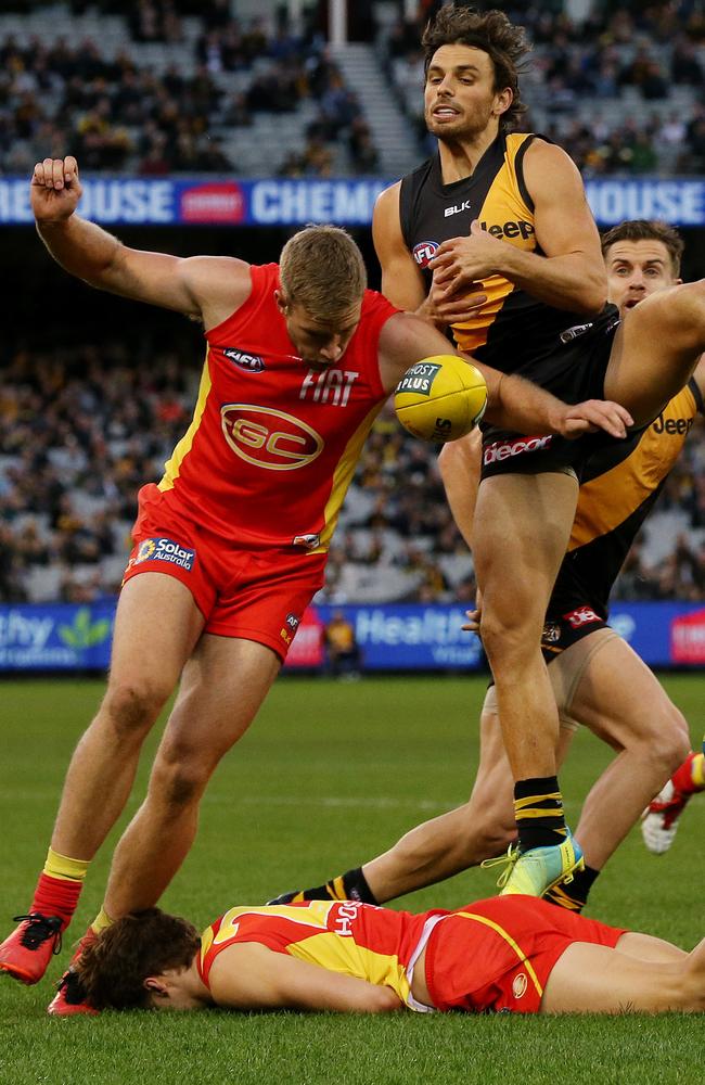 Kade Kolodjashnij is knocked out after copping an accidental knee to the head. Picture: Colleen Petch