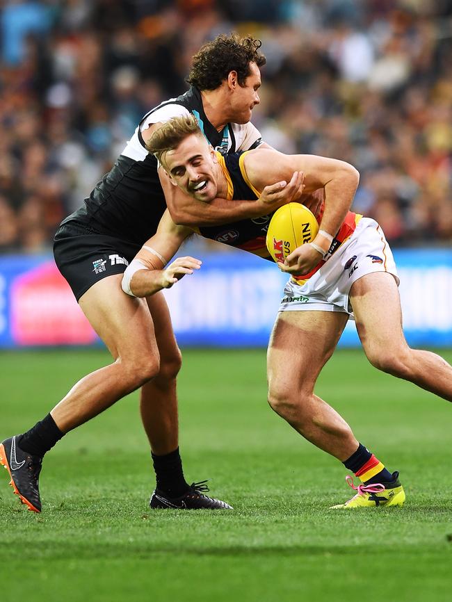 Steven Motlop tackles Crow Jordan Gallucci. Picture: Mark Brake/Getty Images