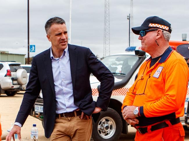 South Australian Premier Peter Malinauskas at Manum in the Riverland region of South Australia, Tuesday, November 22, 2022. The South Australian government has unveiled a $51.6 million assistance package to property owners and businesses set to be hit by flooding along the Murray River. (AAP Image/Matt Turner) NO ARCHIVING