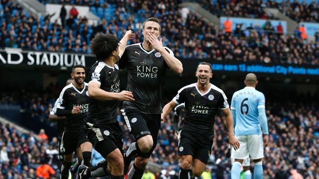 Leicester City's German defender Robert Huth (C) celebrates scoring his team's third goal with Leicester City's Japanese striker Shinji Okazaki (L) during the English Premier League football match between Manchester City and Leicester City at the Etihad Stadium in Manchester, north west England, on February 6, 2016. / AFP / ADRIAN DENNIS / RESTRICTED TO EDITORIAL USE. No use with unauthorized audio, video, data, fixture lists, club/league logos or 'live' services. Online in-match use limited to 75 images, no video emulation. No use in betting, games or single club/league/player publications. /