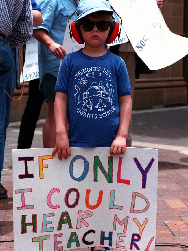 School kids were among those protesting against Sydney Airports’ third runway in 1994.