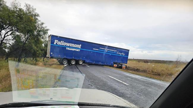 A truck crashed blocking the road between Capella and Tieri.