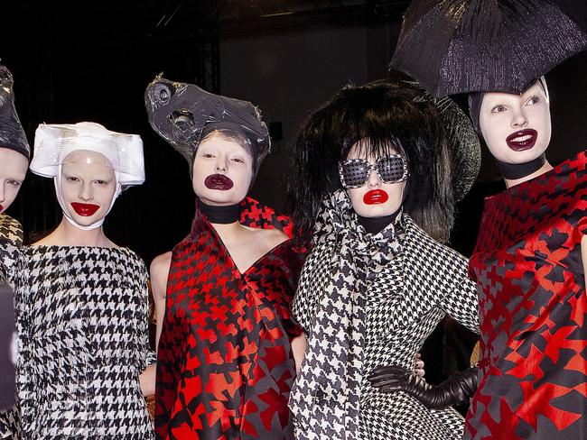 Backstage,Horn ofPlentycollection,autumn–winter 2009–10,Paris, 10 March2009Photo © Robert Fairer© AlexanderMcQueen