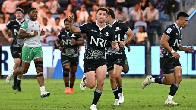 Waratahâs Andrew Kellaway (C) celebrates with his teammates after a try during the Super Rugby Round 3 match between New South Wales Waratahs and Fijian Drua at Allianz Stadium in Sydney on February 28, 2025. (Photo by SAEED KHAN / AFP) / -- IMAGE RESTRICTED TO EDITORIAL USE - STRICTLY NO COMMERCIAL USE --