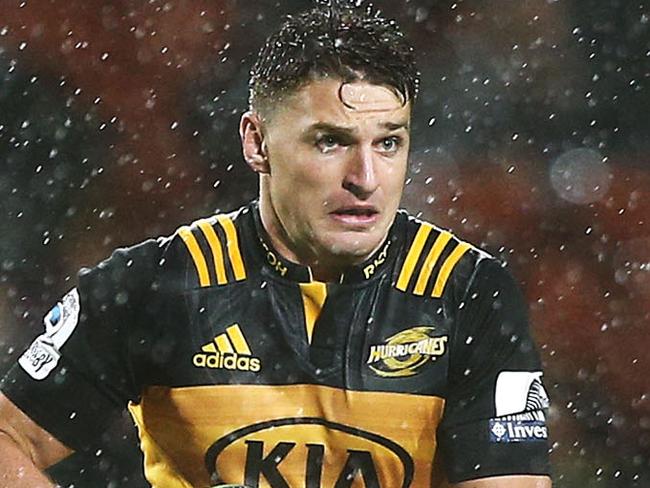 HAMILTON, NEW ZEALAND - MARCH 10:  Beauden Barrett of the Hurricanes riuns the ball during the round three Super Rugby match between the Chiefs and the Hurricanes at FMG Stadium Waikato on March 10, 2017 in Hamilton, New Zealand.  (Photo by Hagen Hopkins/Getty Images)