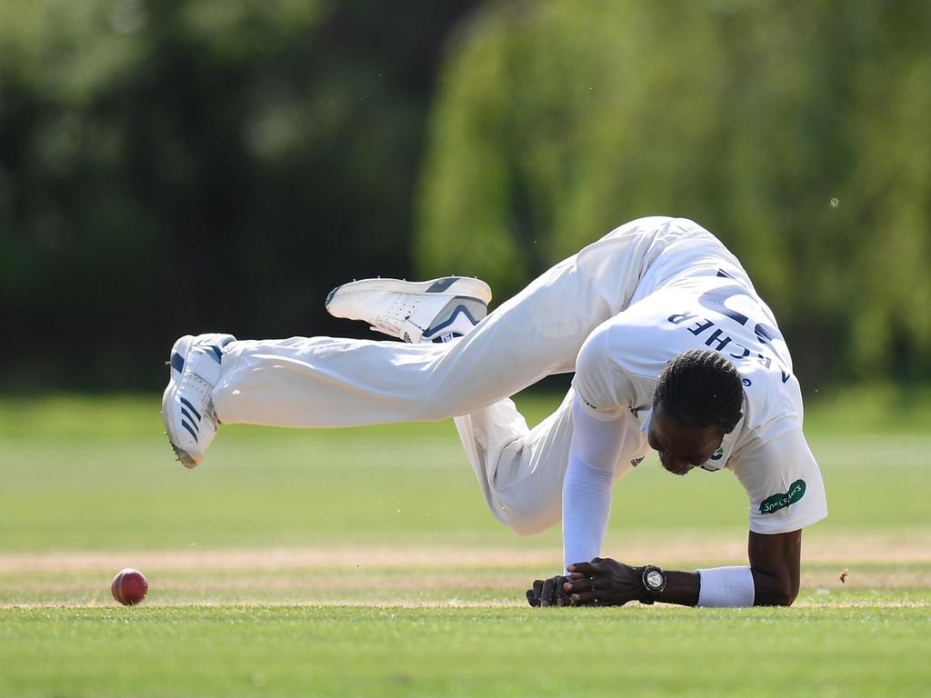 Jofra Archer misses a difficult caught and bowled chance. (Photo by Mike Hewitt/Getty Images)