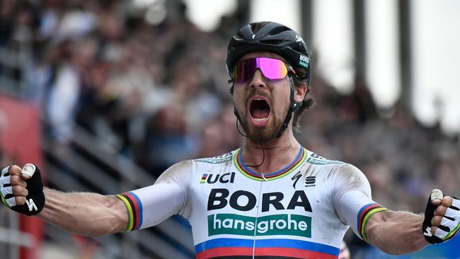 TOPSHOT - Slovakia's Peter Sagan celebrates winning the 116th edition of the Paris-Roubaix one-day classic cycling race, between Compiegne and Roubaix, on April 8, 2018 in Compiegne, northern France. / AFP PHOTO / JEFF PACHOUD