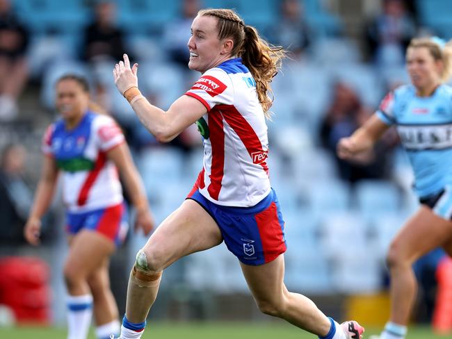 SYDNEY, AUSTRALIA - AUGUST 18: Tamika Upton of the Knights runs the ball during the round four NRLW match between Cronulla Sharks and Newcastle Knights at PointsBet Stadium on August 18, 2024 in Sydney, Australia. (Photo by Brendon Thorne/Getty Images)