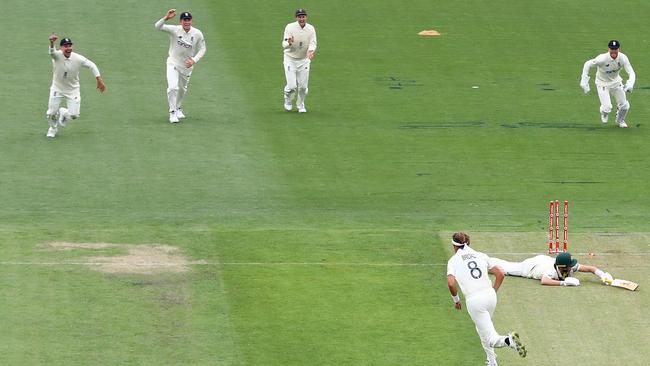 Stuart Broad celebrates with his teammates. Photo by Robert Cianflone/Getty Images