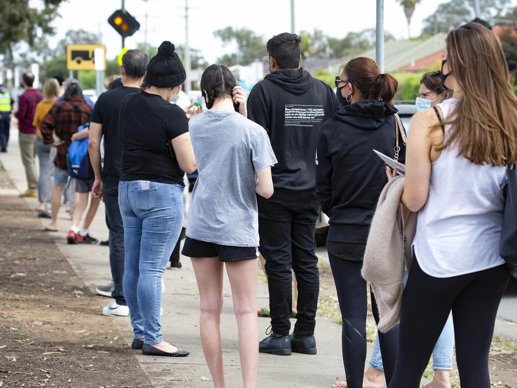 Shepparton locals were forced to wait up to six hours for COVID testing on Wednesday. Picture: Sarah Matray/NCA NewsWire