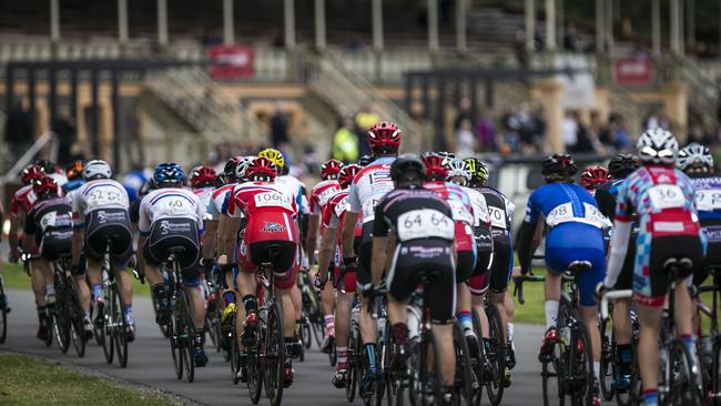 The peloton makes its way past the grandstand at Victoria Park during round one of the CIC Cervelo Super Series. Picture: Chameleon Photography.